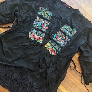Classic Johnny Was rayon embroidered tunic - large
